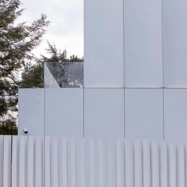 Ucees - La Casa Blanca (Pawel Ulatowski)