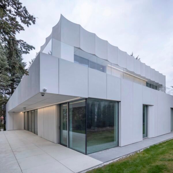 Ucees - La Casa Blanca (Pawel Ulatowski)