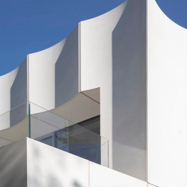 Ucees - La Casa Blanca (Pawel Ulatowski)