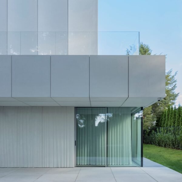 Ucees - La Casa Blanca (Pawel Ulatowski)
