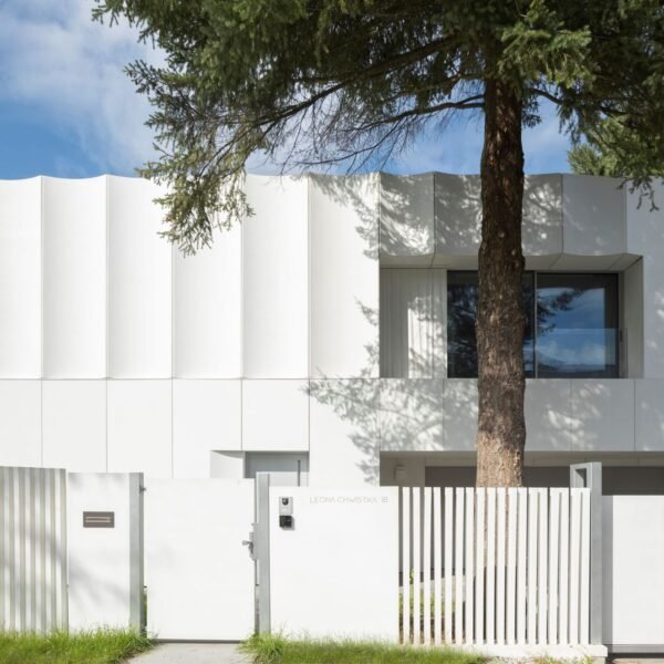 Ucees - La Casa Blanca (Pawel Ulatowski)