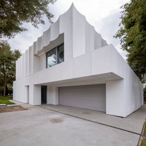 Ucees - La Casa Blanca (Pawel Ulatowski)