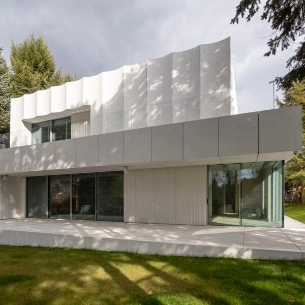 Ucees - La Casa Blanca (Pawel Ulatowski)