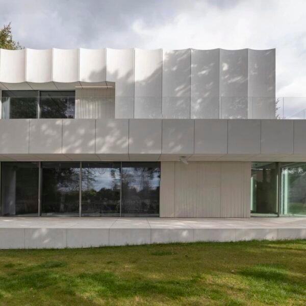 Ucees - La Casa Blanca (Pawel Ulatowski)