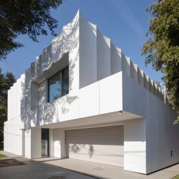 Ucees - La Casa Blanca (Pawel Ulatowski)