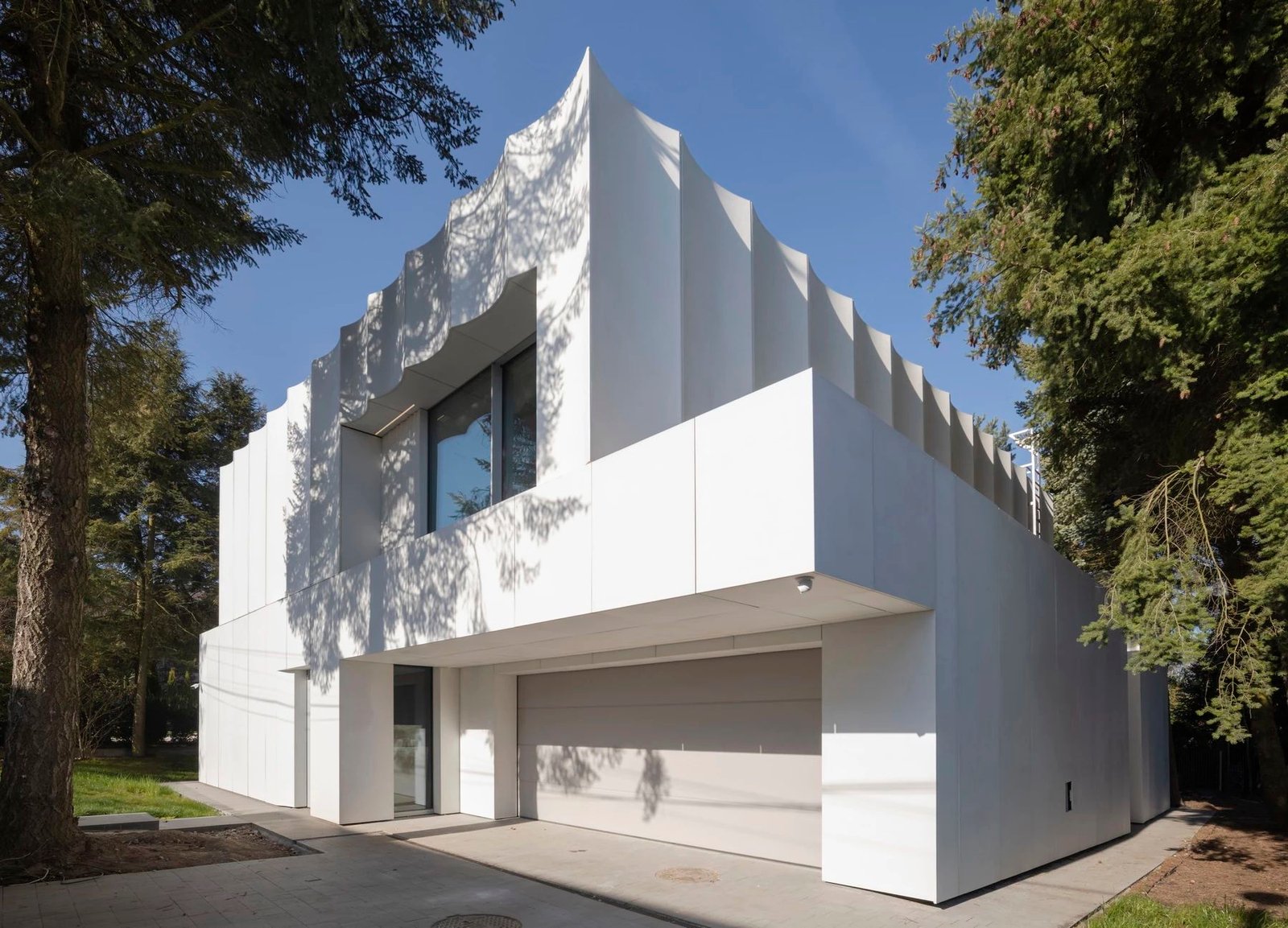 Ucees - La Casa Blanca (Pawel Ulatowski)