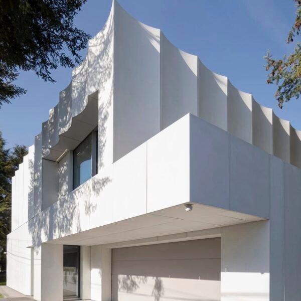 Ucees - La Casa Blanca (Pawel Ulatowski)