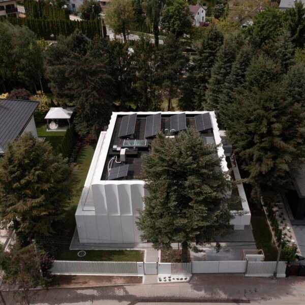 Ucees - La Casa Blanca (Pawel Ulatowski)