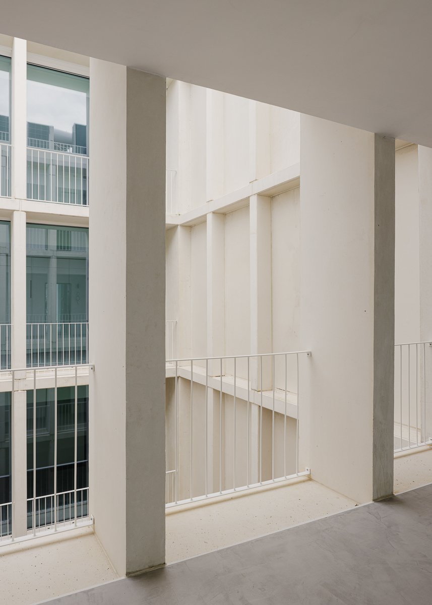 Spaceworkers - White Aveiro (Alexander Bogorodskiy)