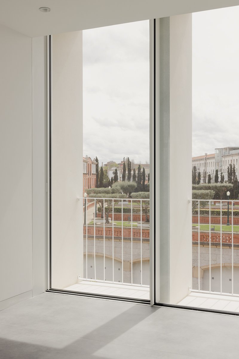 Spaceworkers - White Aveiro (Alexander Bogorodskiy)