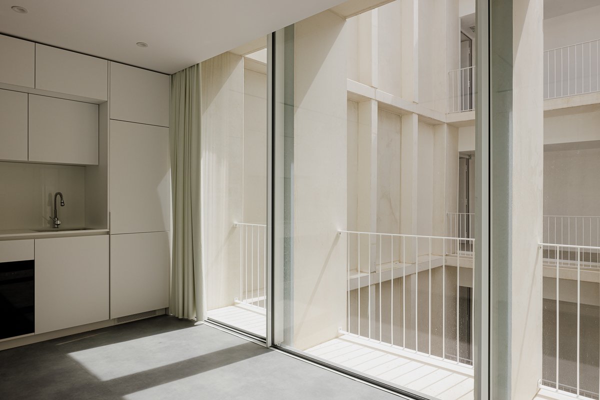 Spaceworkers - White Aveiro (Alexander Bogorodskiy)