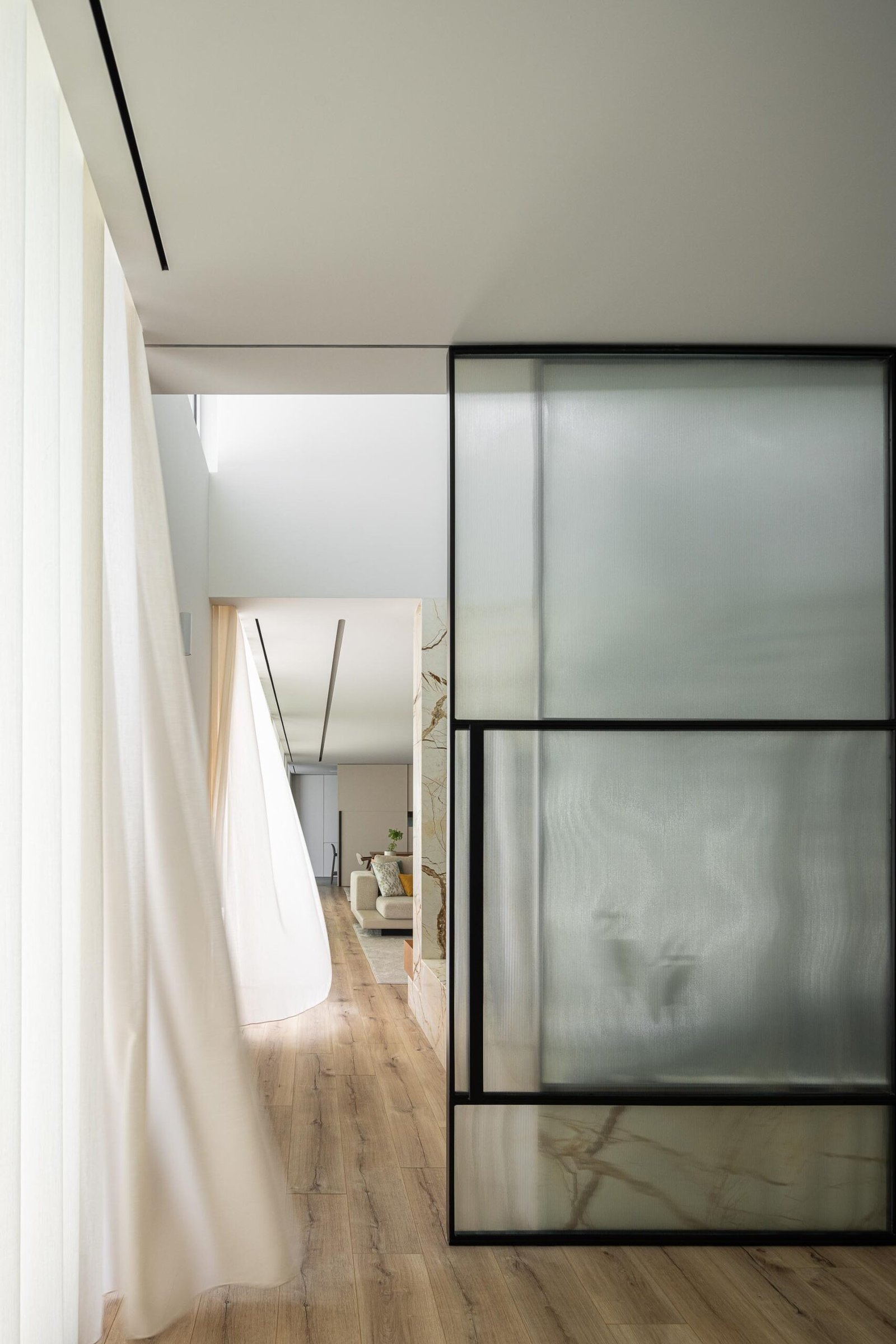 Casa Branca Minimalista com Arquitetura 501 e fotografia Ivo Tav