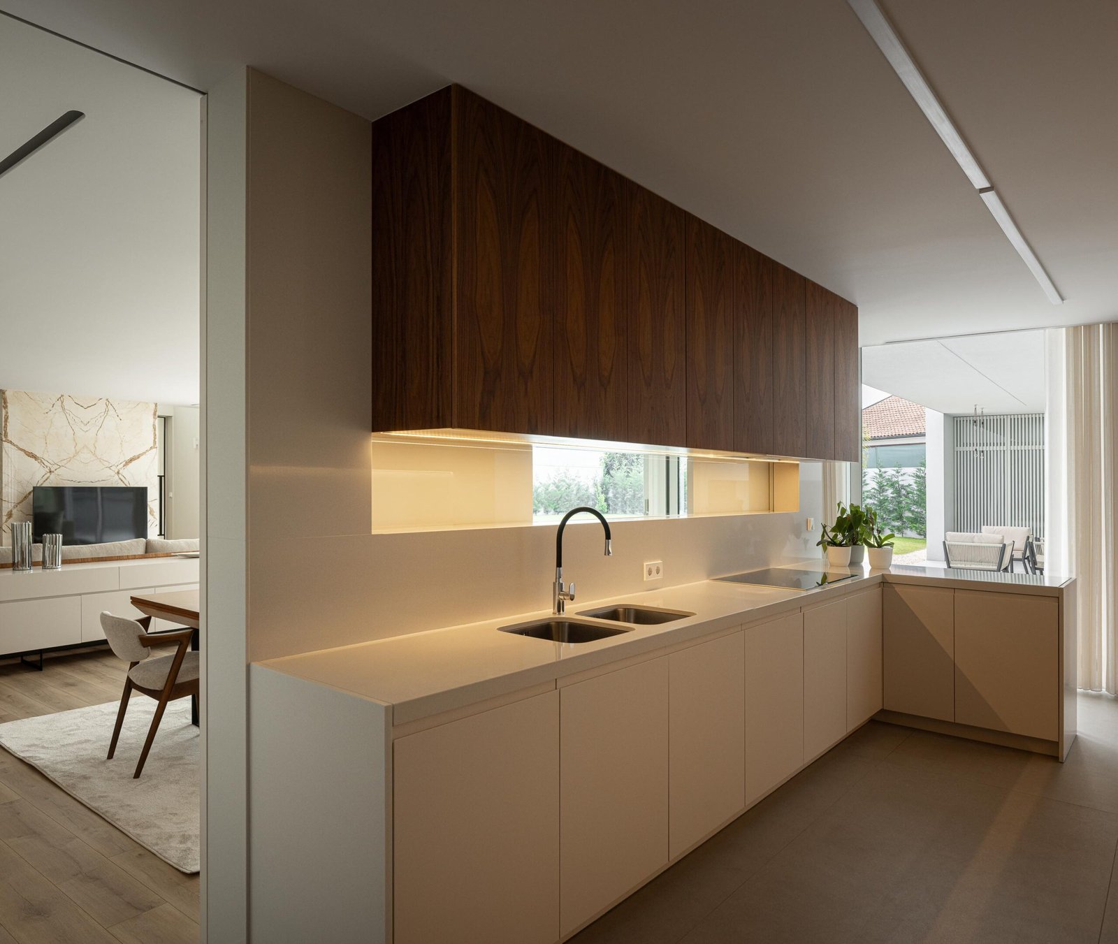 Casa Branca Minimalista com Arquitetura 501 e fotografia Ivo Tav