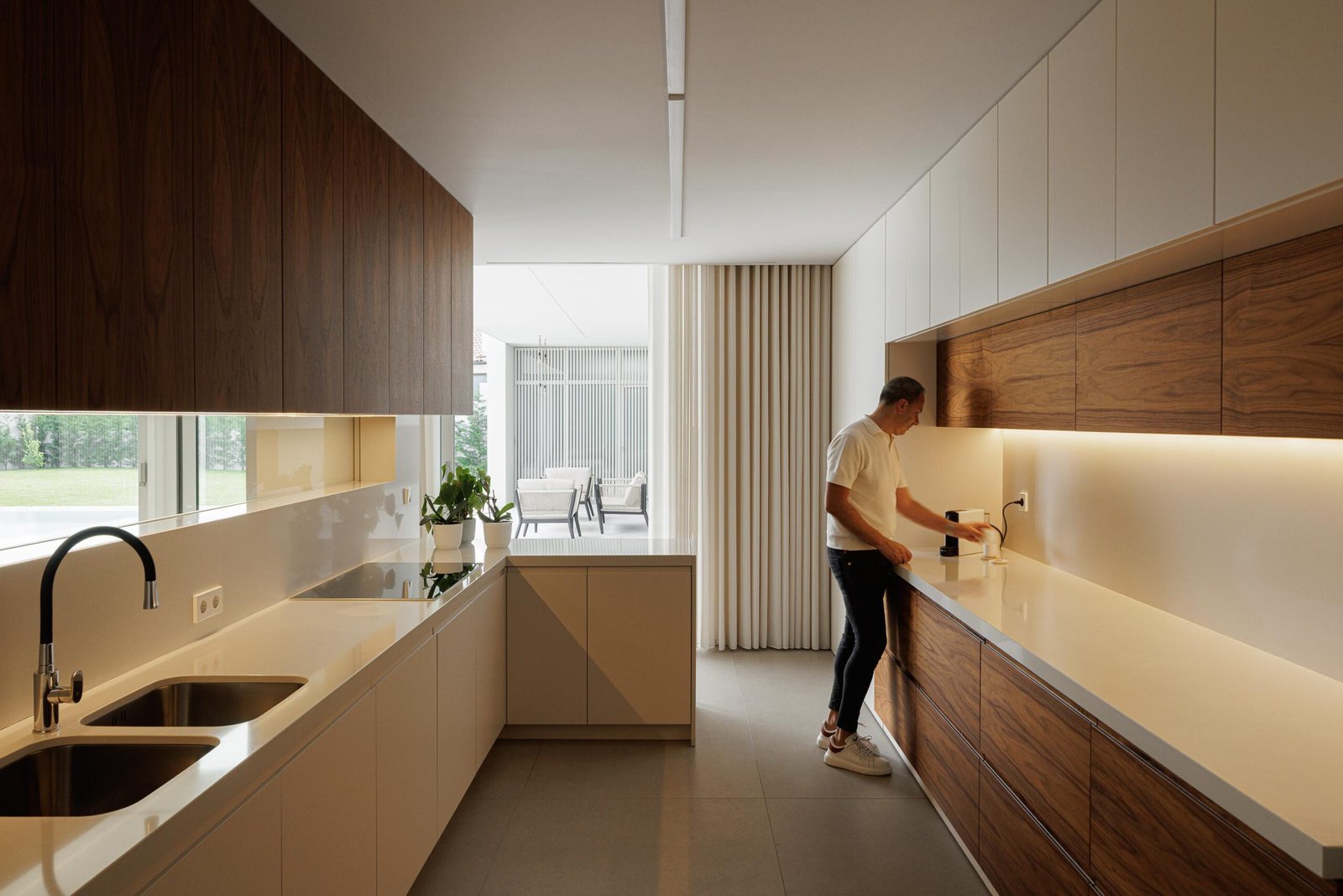 Casa Branca Minimalista com Arquitetura 501 e fotografia Ivo Tav