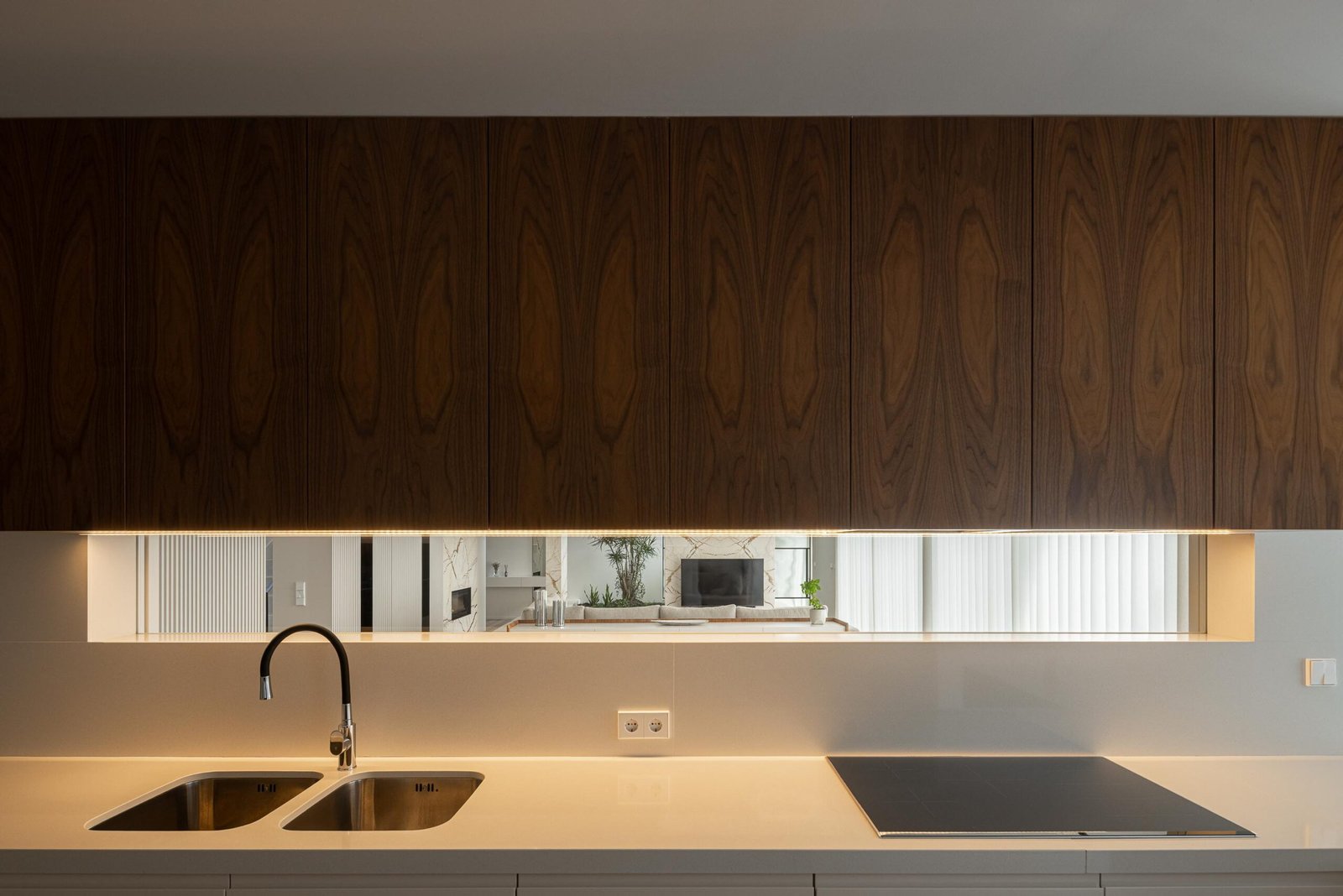 Casa Branca Minimalista com Arquitetura 501 e fotografia Ivo Tav