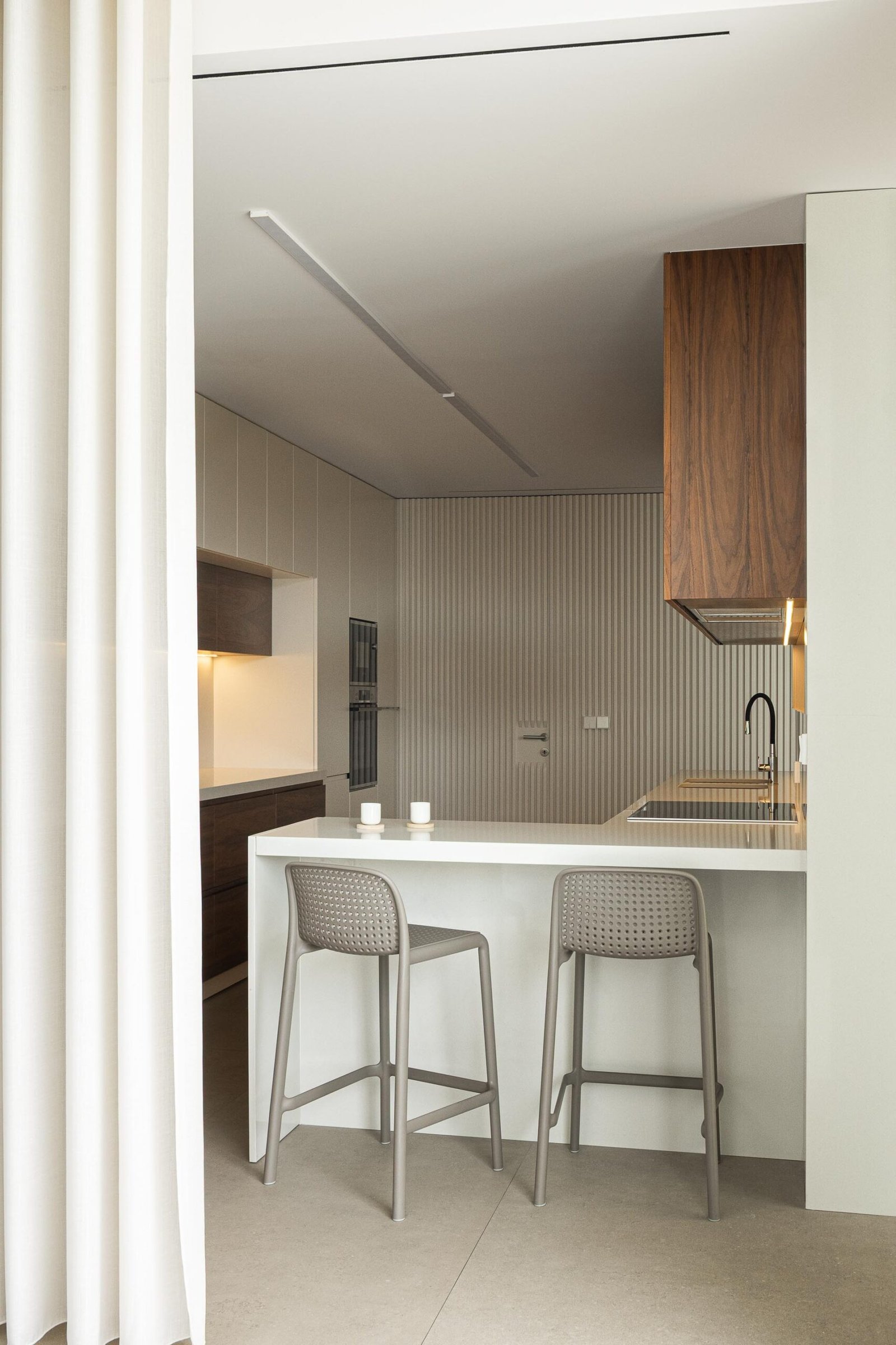 Casa Branca Minimalista com Arquitetura 501 e fotografia Ivo Tav