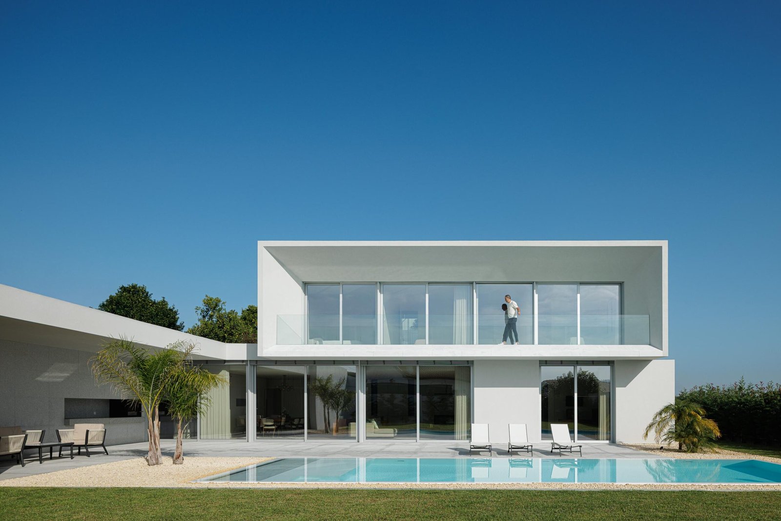 Casa Branca Minimalista com Arquitetura 501 e fotografia Ivo Tav