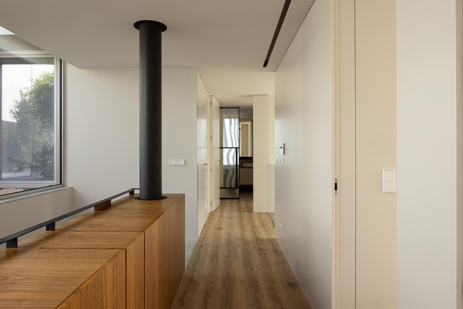 Casa Branca Minimalista com Arquitetura 501 e fotografia Ivo Tav