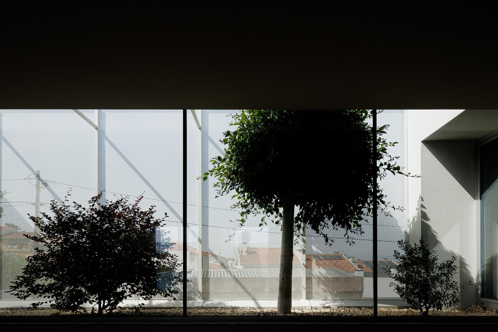 Casa Branca Minimalista com Arquitetura 501 e fotografia Ivo Tav