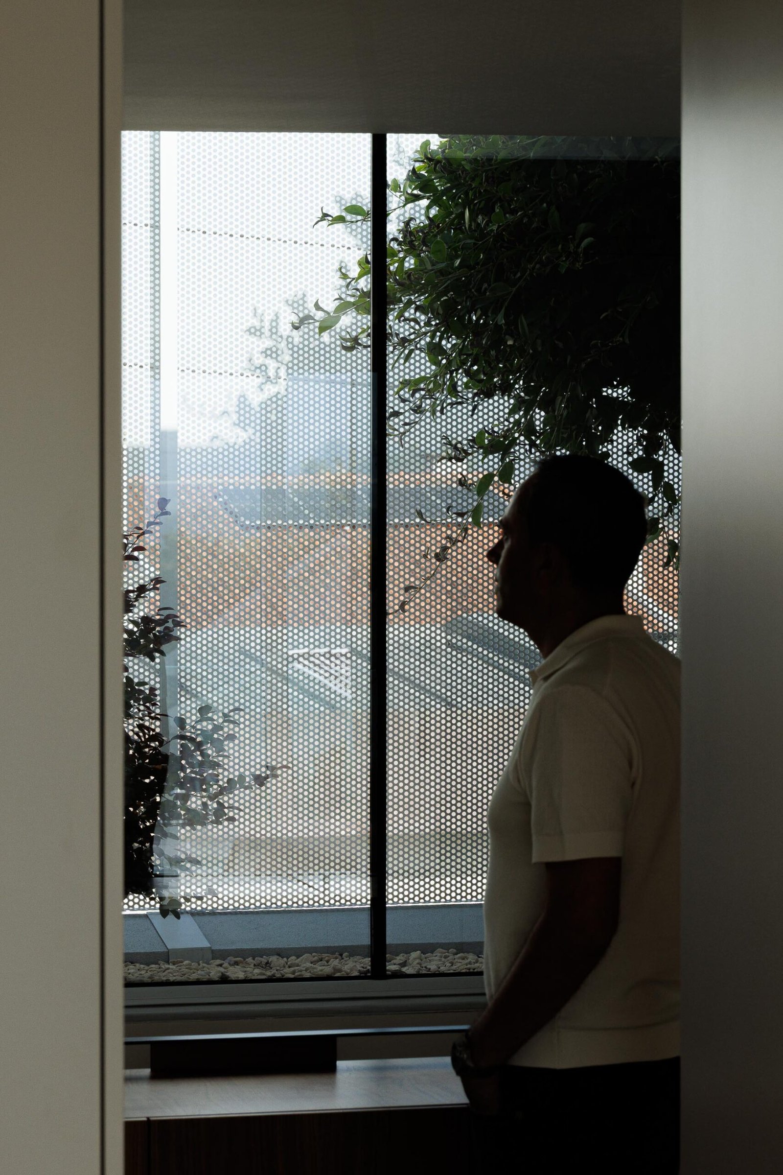 Casa Branca Minimalista com Arquitetura 501 e fotografia Ivo Tav