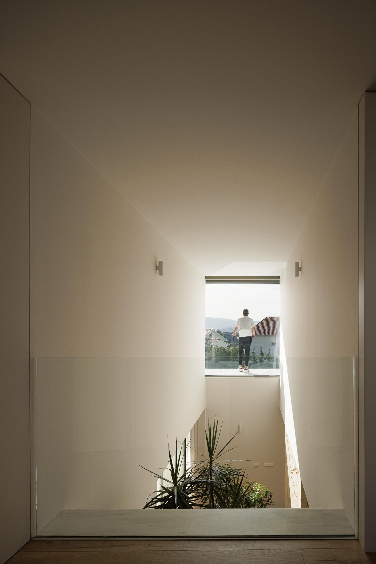 Casa Branca Minimalista com Arquitetura 501 e fotografia Ivo Tav