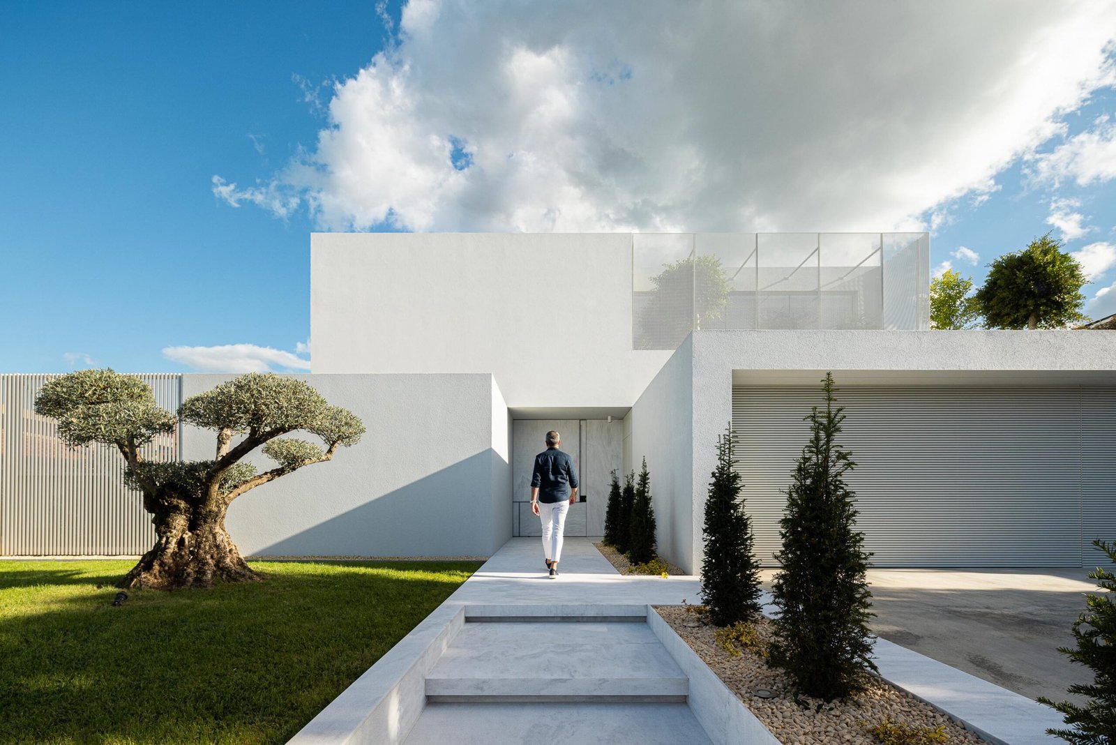 Casa Branca Minimalista com Arquitetura 501 e fotografia Ivo Tav