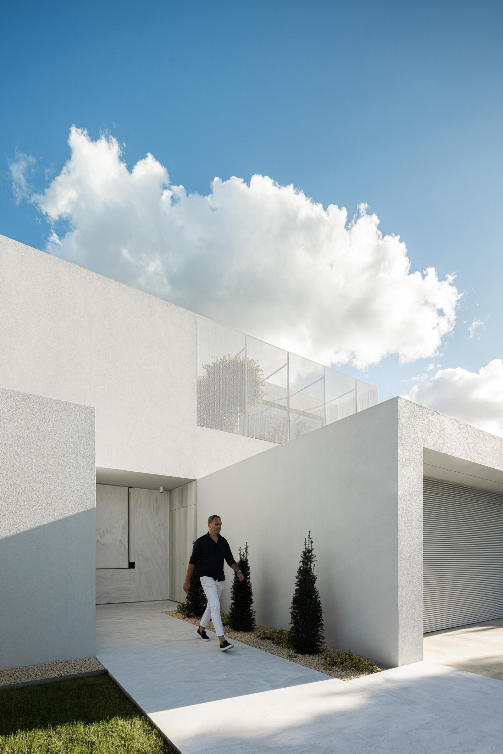 Casa Branca Minimalista com Arquitetura 501 e fotografia Ivo Tav