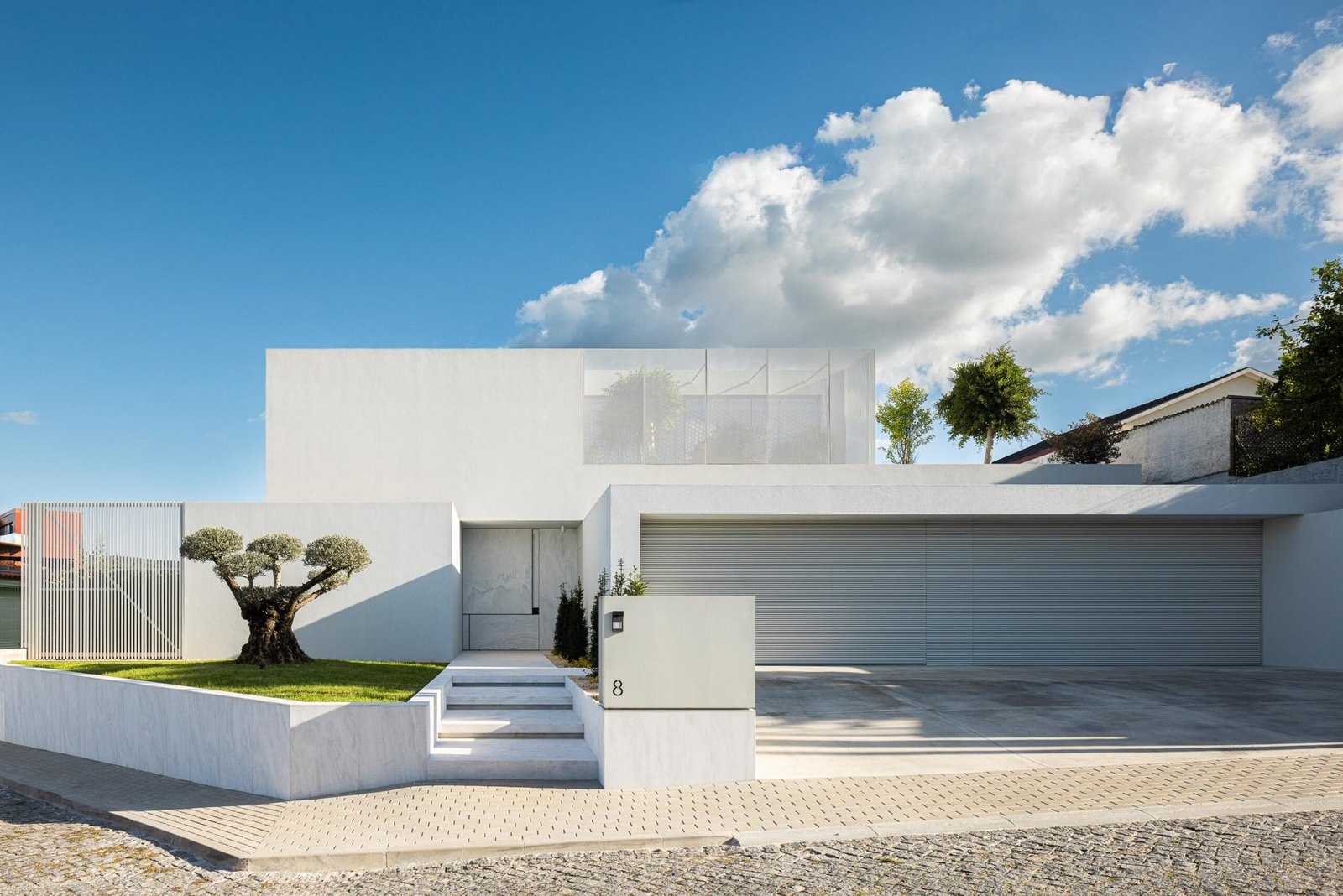 Casa Branca Minimalista com Arquitetura 501 e fotografia Ivo Tav