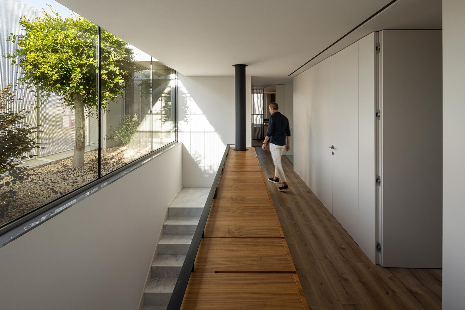 Casa Branca Minimalista com Arquitetura 501 e fotografia Ivo Tav