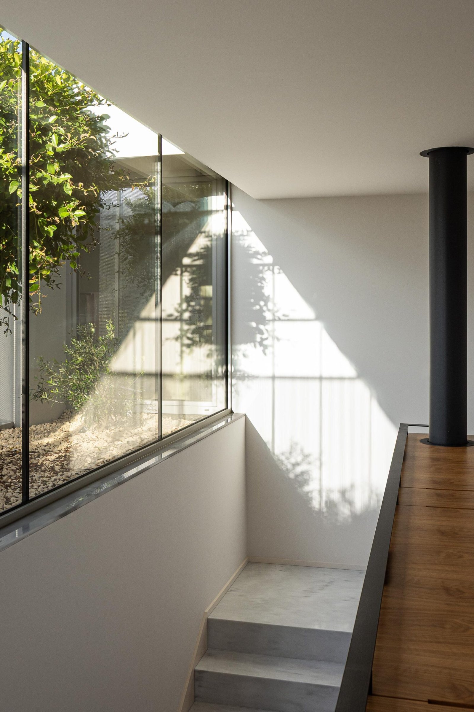 Casa Branca Minimalista com Arquitetura 501 e fotografia Ivo Tav