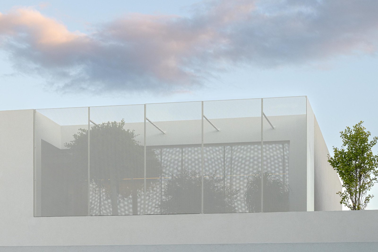 Casa Branca Minimalista com Arquitetura 501 e fotografia Ivo Tav