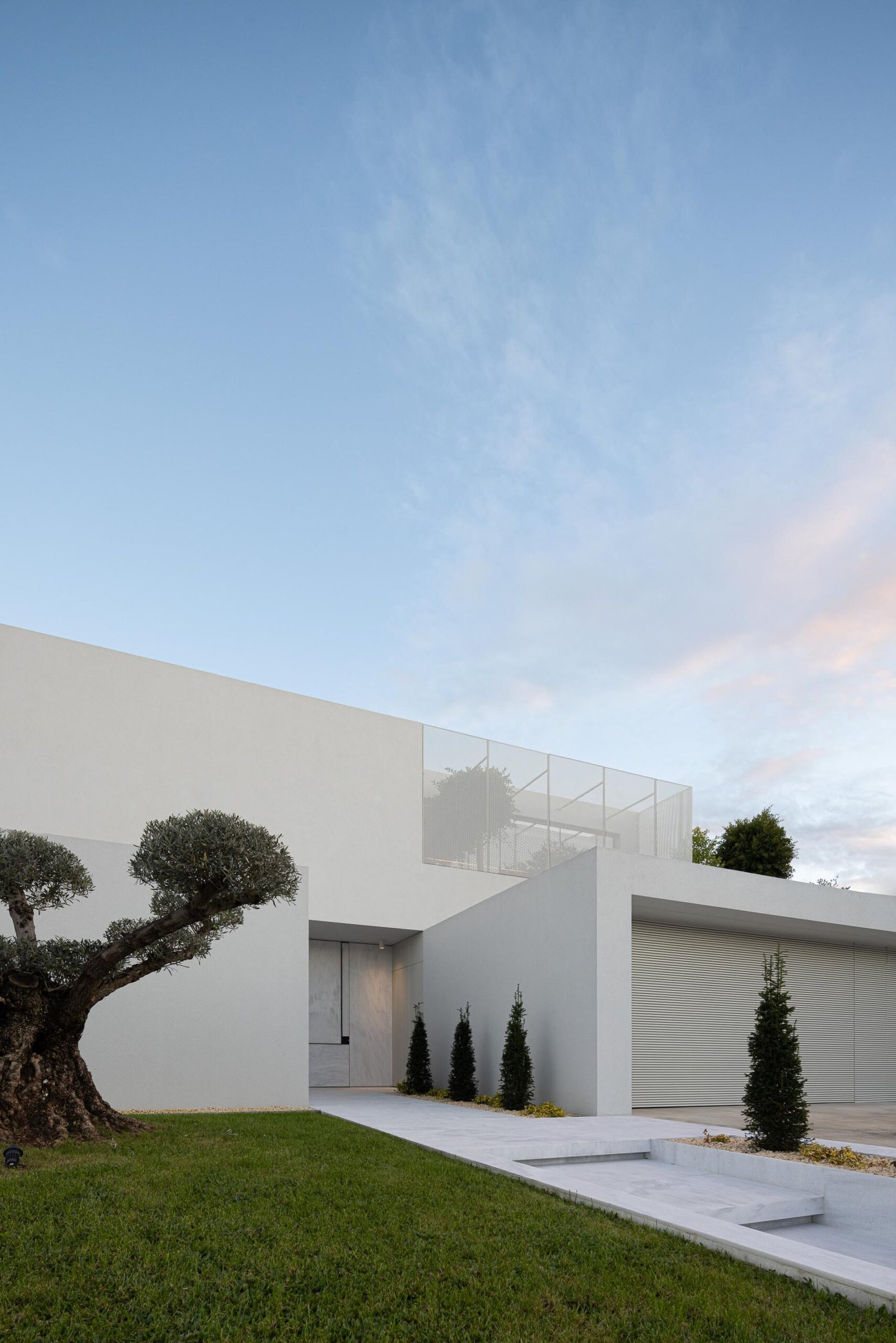 Casa Branca Minimalista com Arquitetura 501 e fotografia Ivo Tav