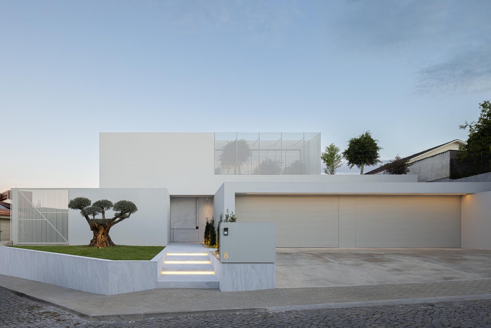 Casa Branca Minimalista com Arquitetura 501 e fotografia Ivo Tav