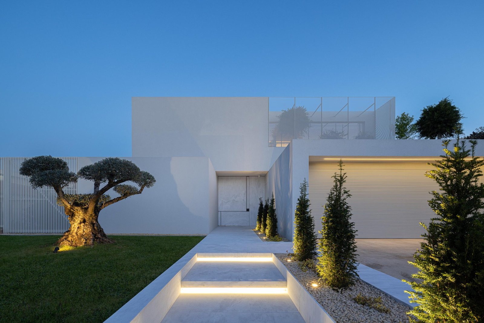 Casa Branca Minimalista com Arquitetura 501 e fotografia Ivo Tav