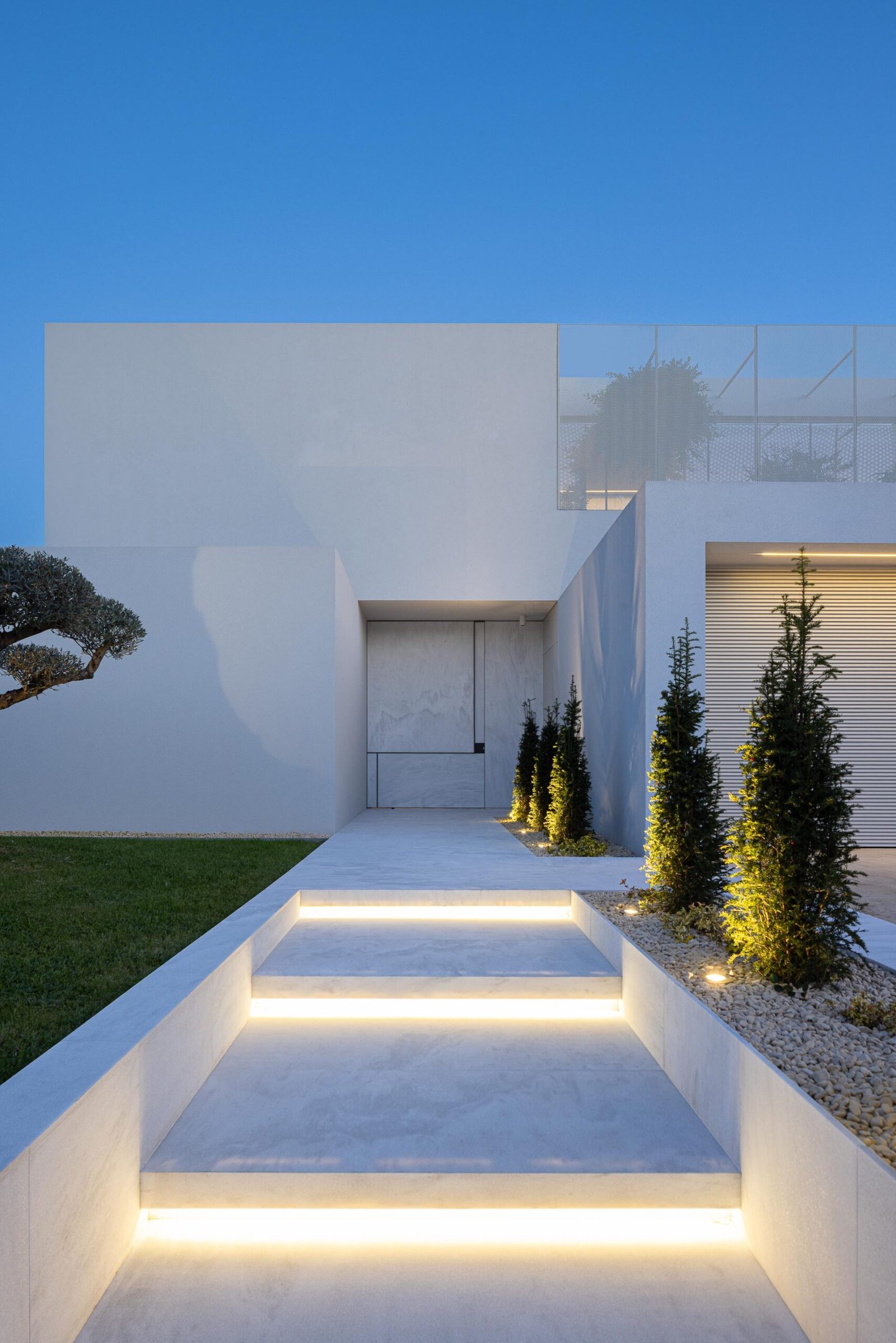 Casa Branca Minimalista com Arquitetura 501 e fotografia Ivo Tav