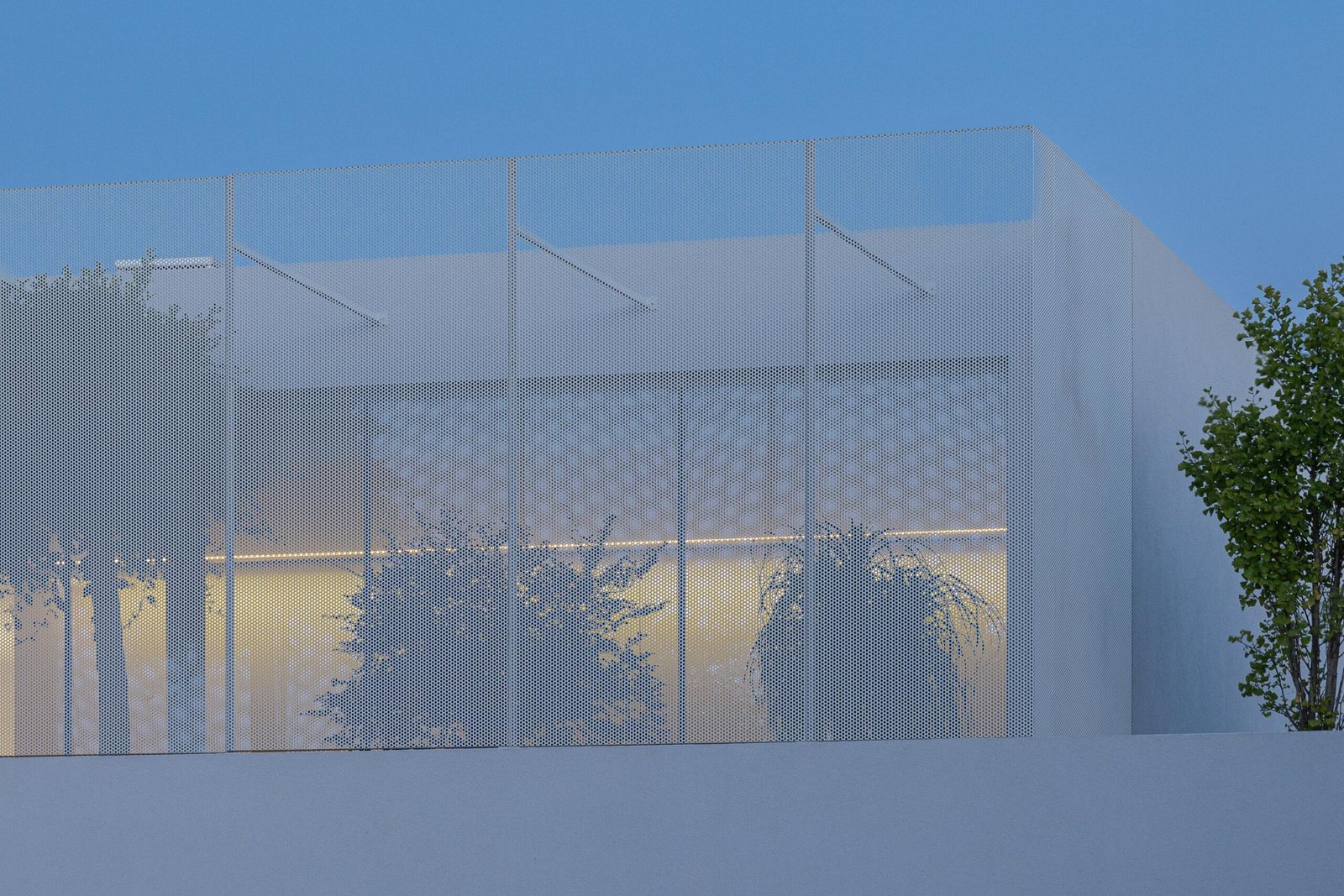 Casa Branca Minimalista com Arquitetura 501 e fotografia Ivo Tav