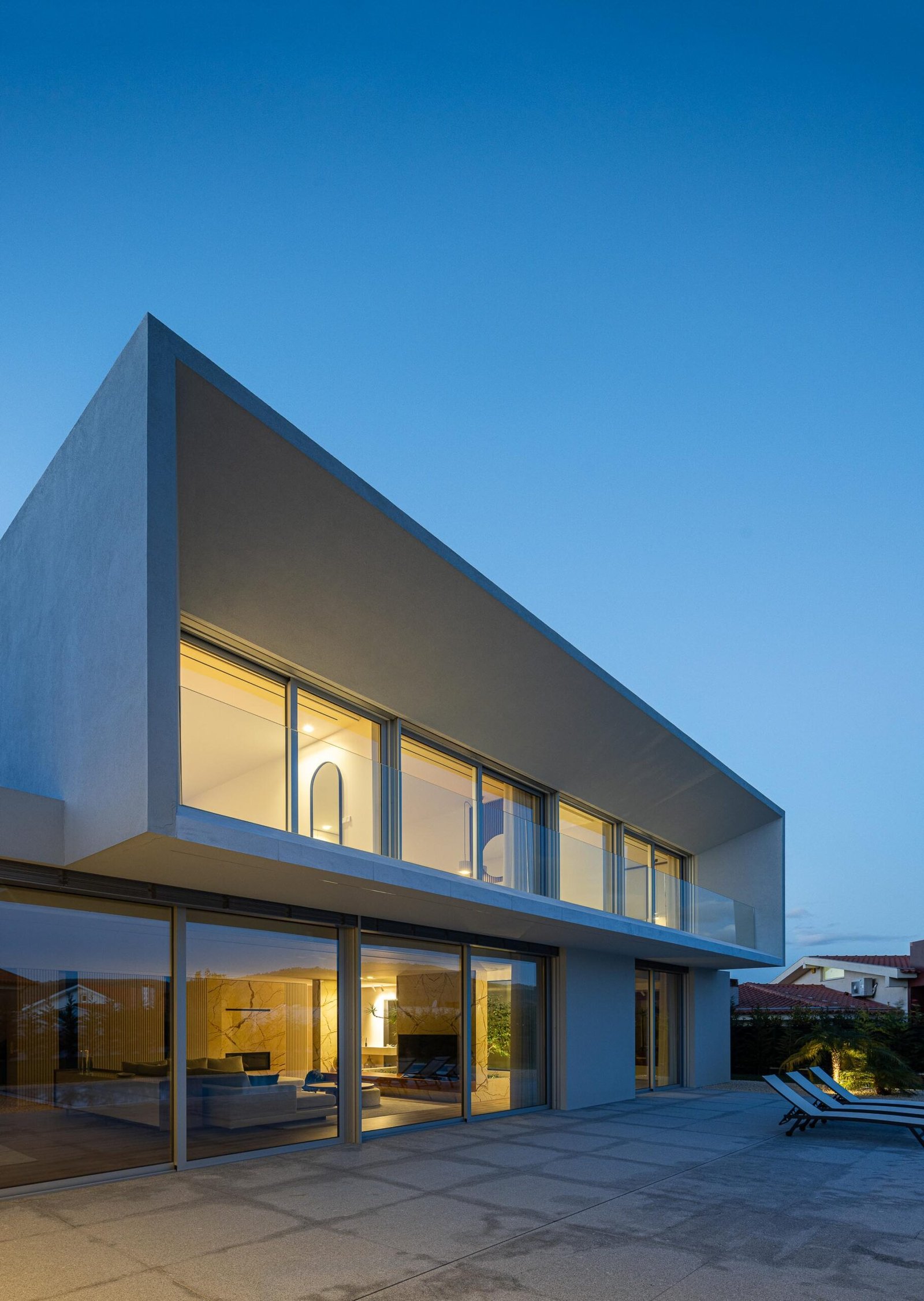 Casa Branca Minimalista com Arquitetura 501 e fotografia Ivo Tav