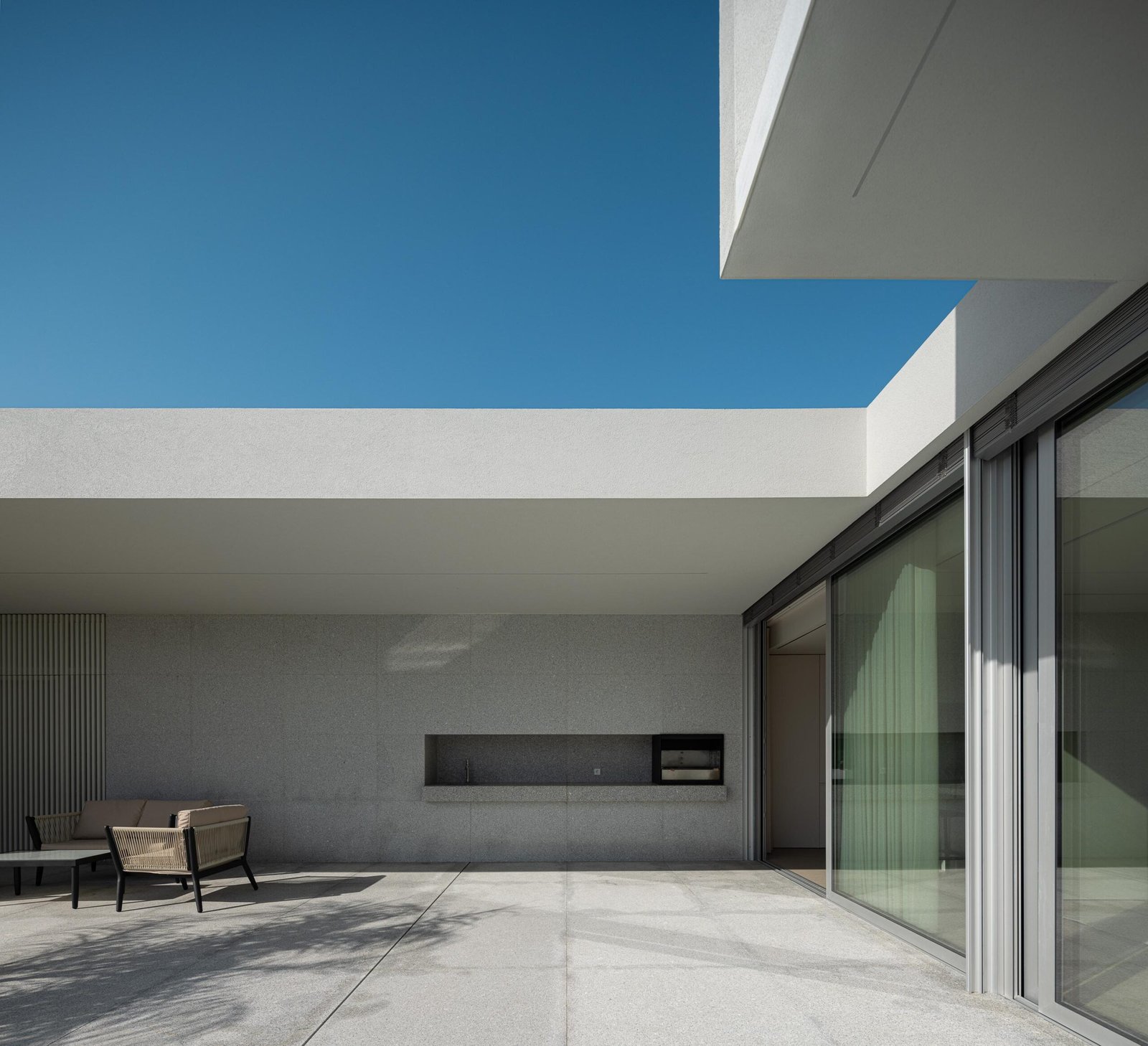 Casa Branca Minimalista com Arquitetura 501 e fotografia Ivo Tav