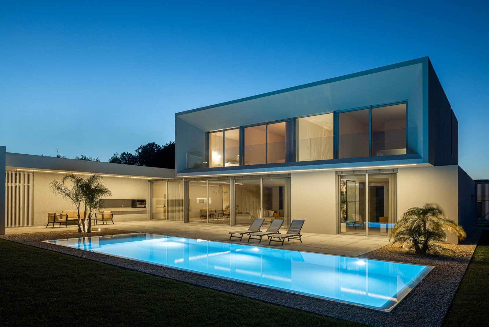 Casa Branca Minimalista com Arquitetura 501 e fotografia Ivo Tav