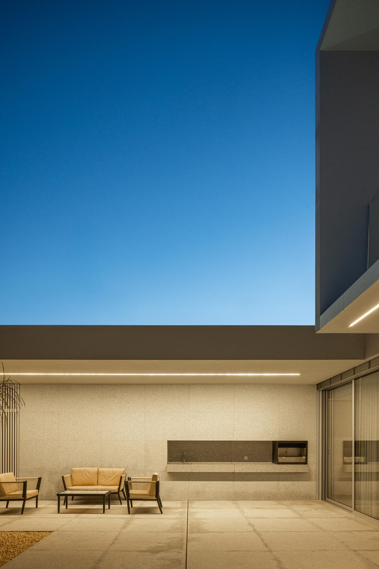 Casa Branca Minimalista com Arquitetura 501 e fotografia Ivo Tav