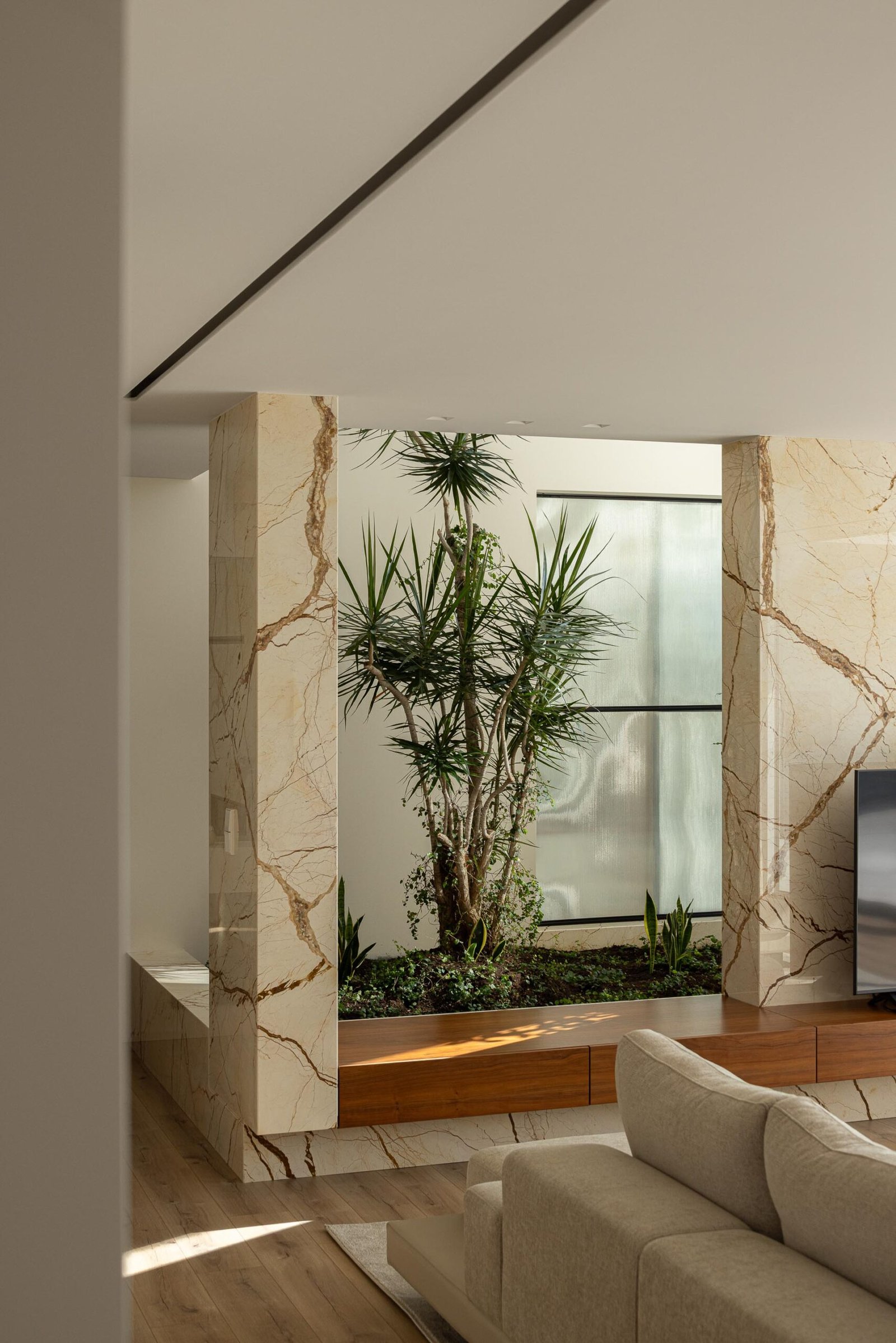 Casa Branca Minimalista com Arquitetura 501 e fotografia Ivo Tav