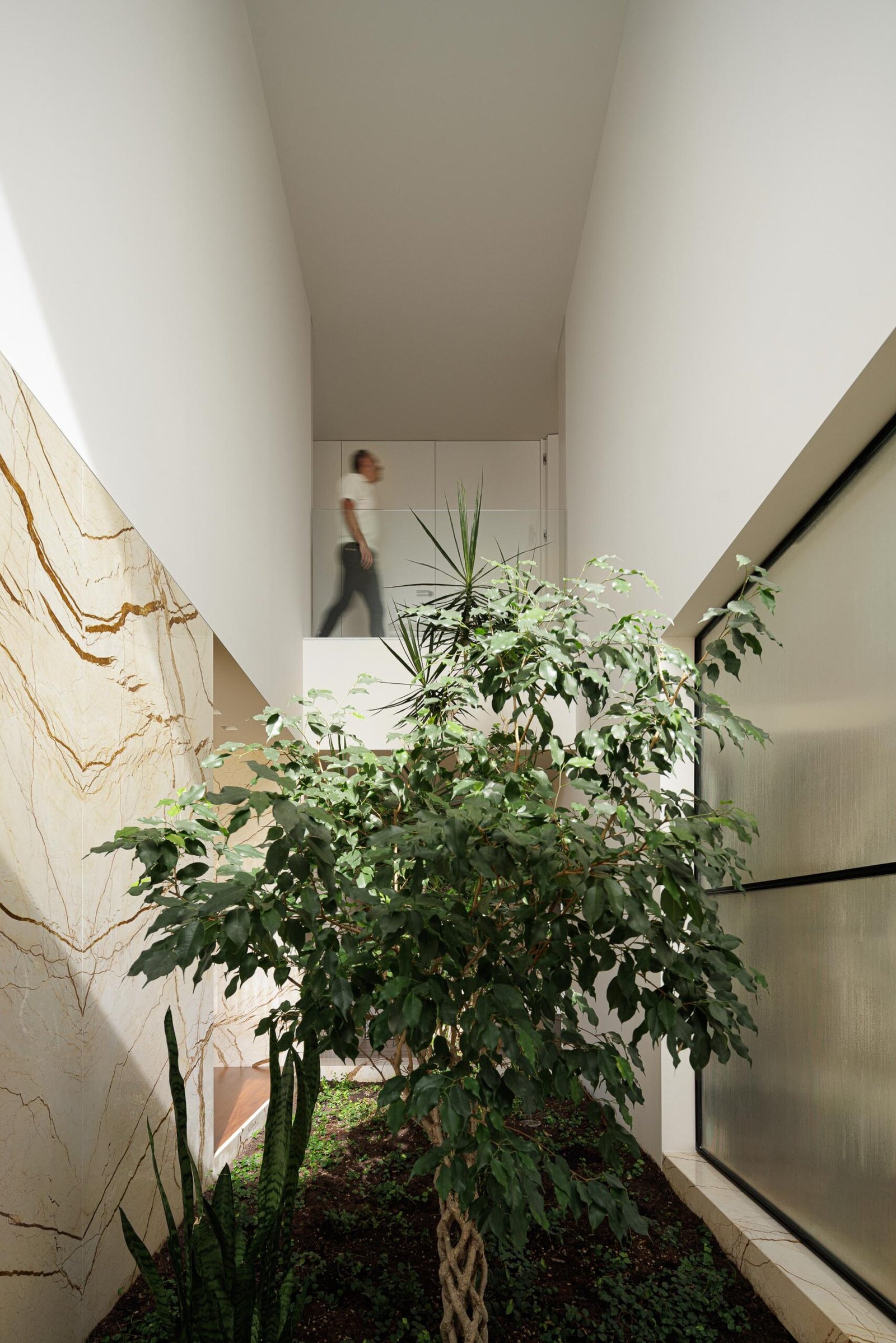 Casa Branca Minimalista com Arquitetura 501 e fotografia Ivo Tav