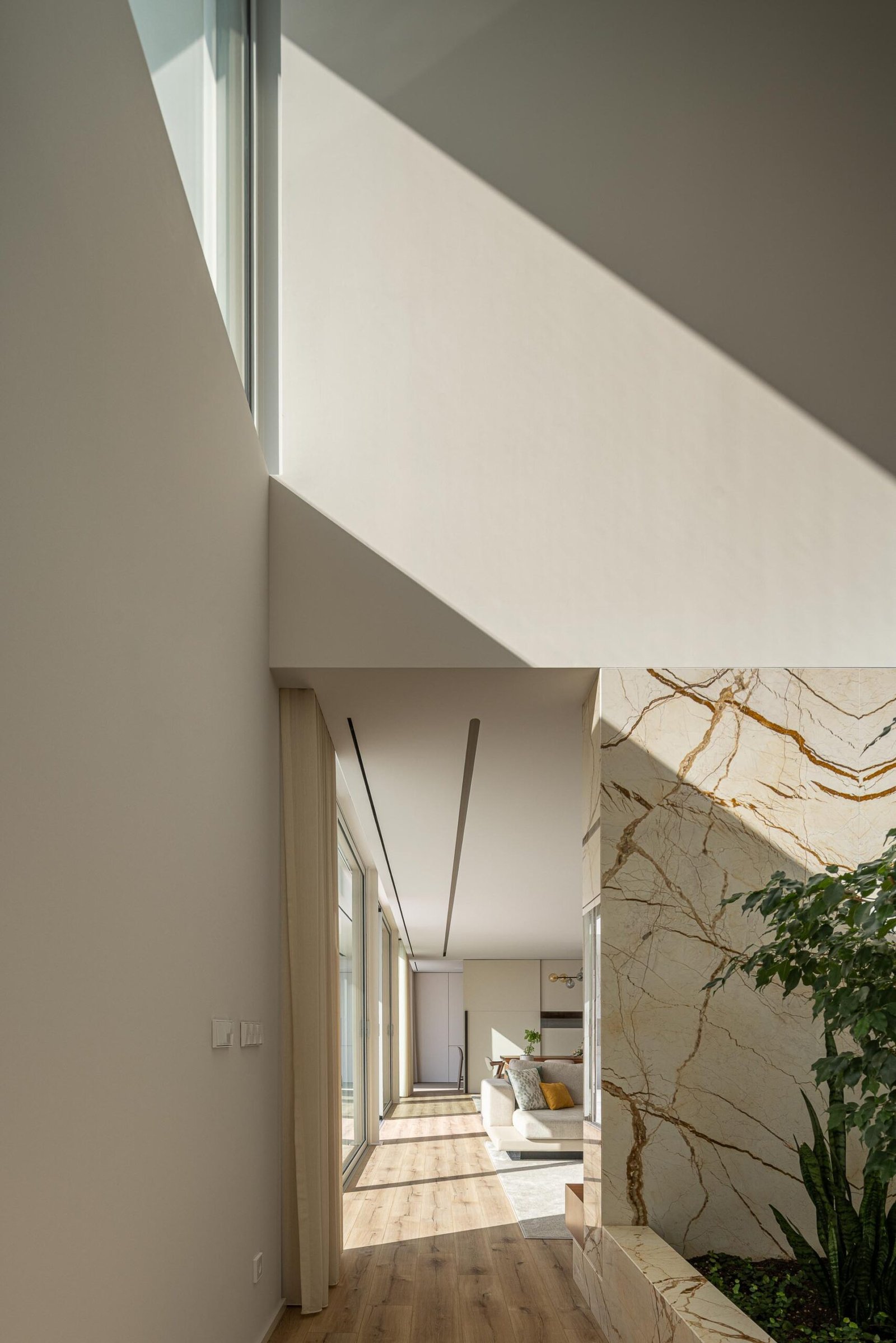 Casa Branca Minimalista com Arquitetura 501 e fotografia Ivo Tav