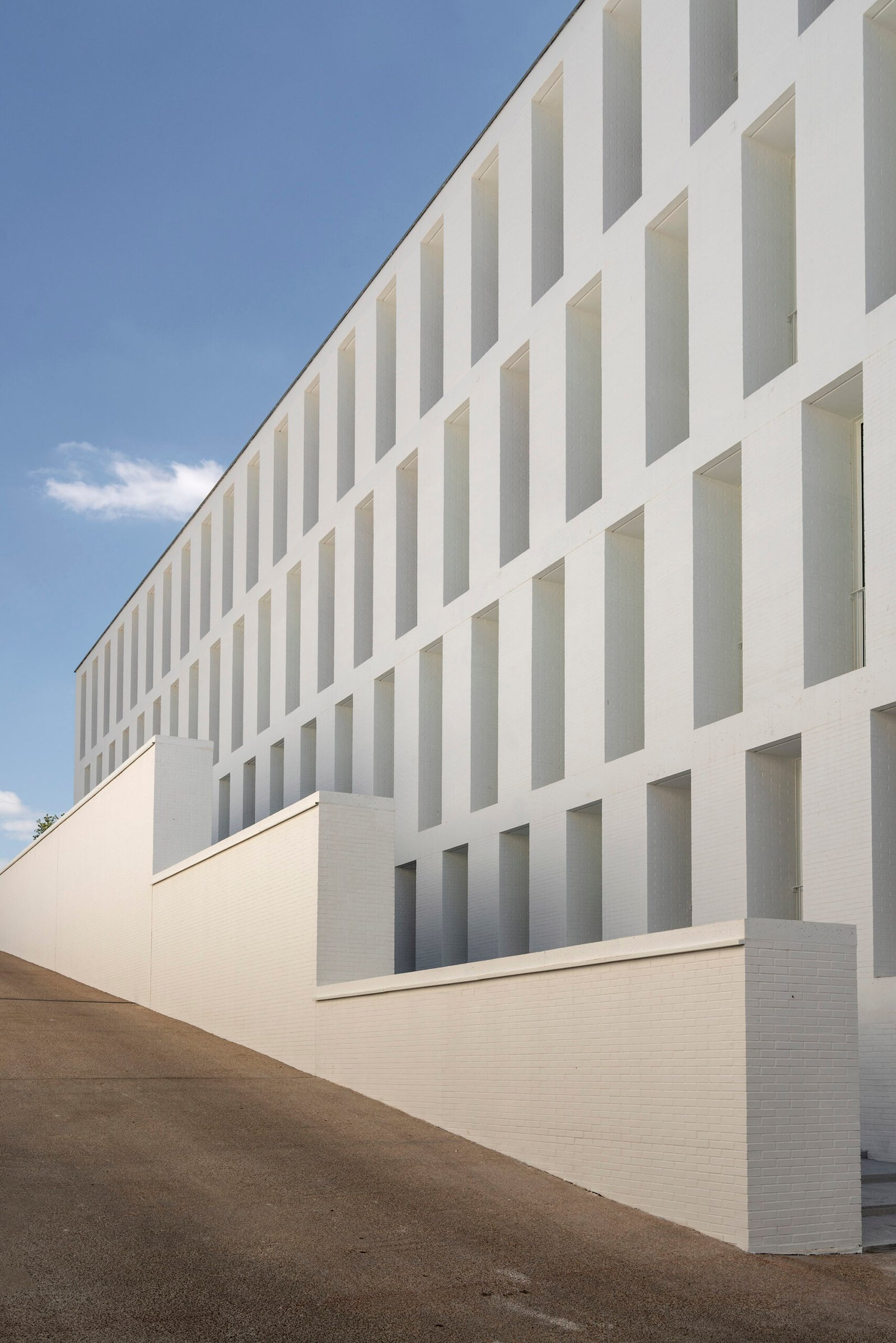 Edificio de ladrillo en la UFV | Tuñón y Albornoz Arquitectos (Luis Asín)