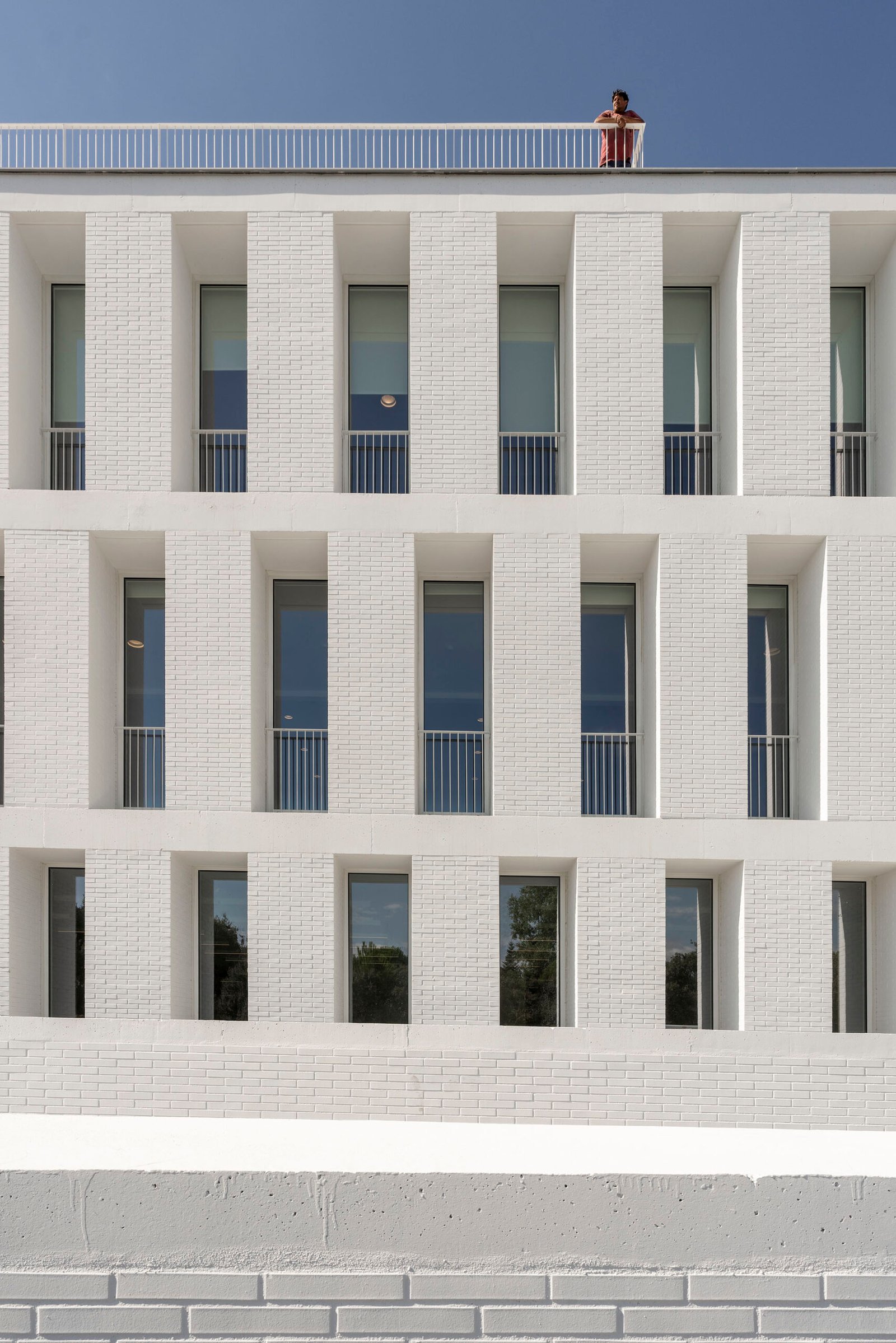 El Edificio de Ladrillo de la Universidad Francisco de Vitoria es un aulario y biblioteca CRAI en Madrid, diseñado por Tuñón y Albornoz con una arquitectura humanista y flexible.