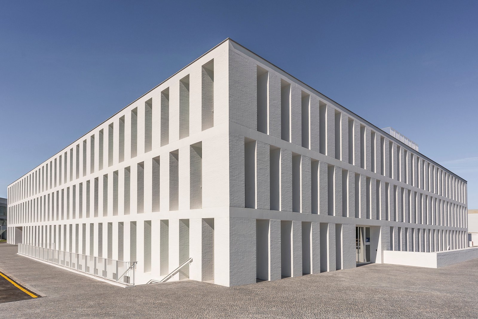 Edificio de ladrillo en la UFV | Tuñón y Albornoz Arquitectos (Luis Asín)