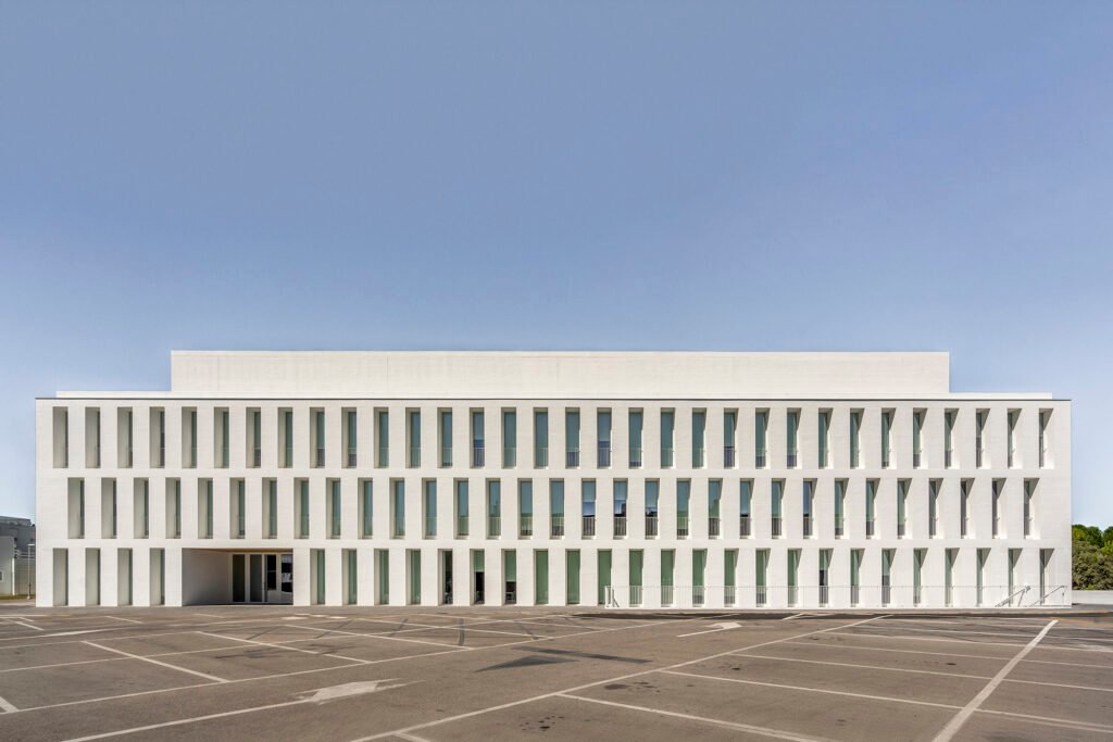 Edificio de ladrillo en la UFV | Tuñón y Albornoz Arquitectos (Luis Asín)