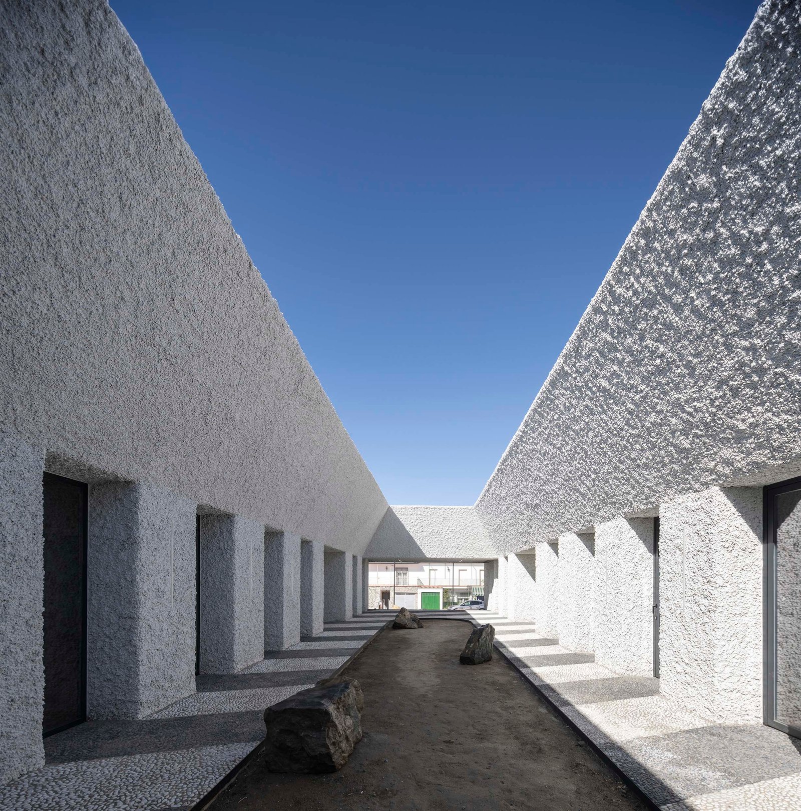 Agust&iacute;n Gor (GRX Arquitectos) &ndash; Centro Polivalente en La Zubia (Juanan Barros) (13)