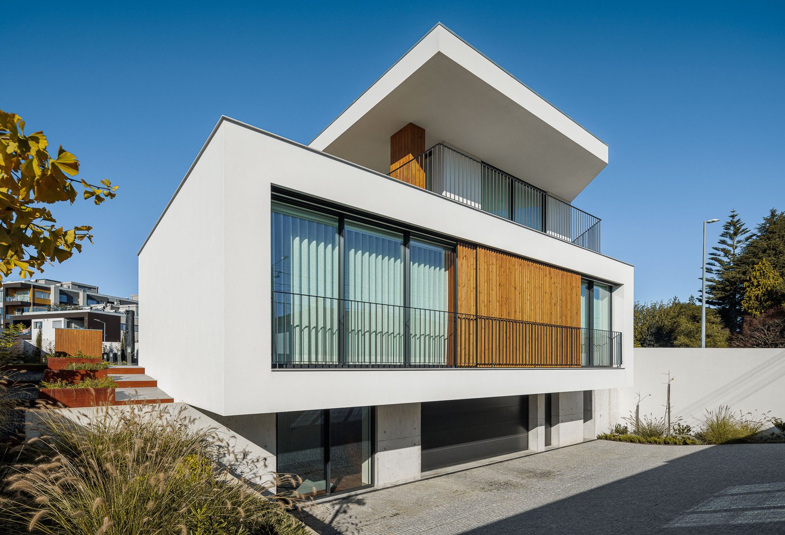 Casa RP em Santa Maria da Feira com Arquitectura Lopes da Costa