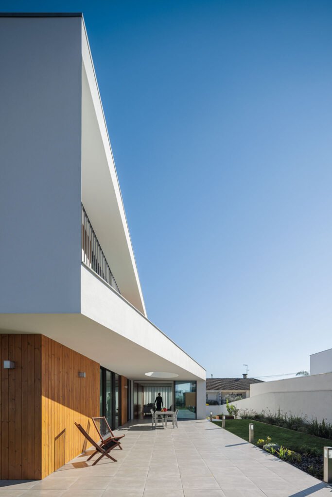 Casa RP em Santa Maria da Feira com Arquitectura Lopes da Costa